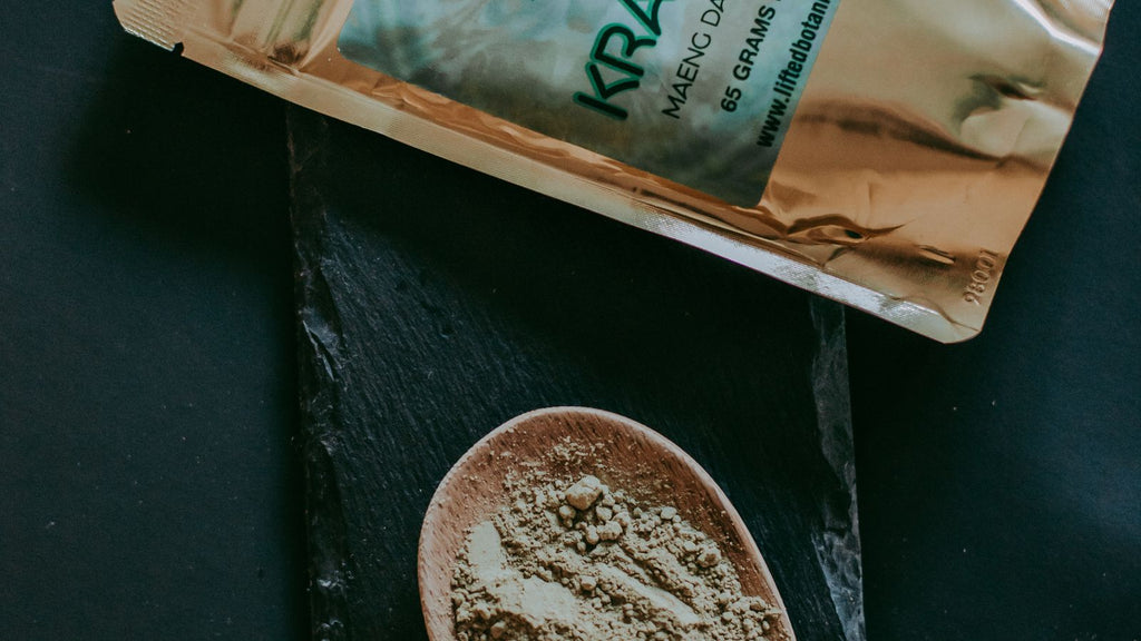 Kratom Sorten Unterschied: Grün, Weiß und Rot im Vergleich aus Händlersicht